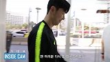 帅气孙兴慜笑对镜头 黄义助获赠大幅应援牌腼腆偷乐