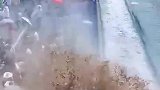 长江后浪推前浪，把游客拍到沙滩上
