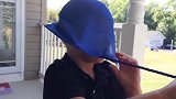 男孩把头套进了网里，结果网拿不下来了，这要怎么办啊！
