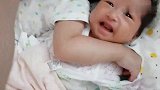 小姐姐稀罕妹妹，对妹妹又是抱又是亲的，可是妹妹好像不喜欢这样