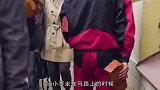 向路人扔板砖路，人会是啥反应网友让他来东北试试