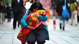 起底90后生9娃视频推手 曾策划“母亲抱娃跪行广州”被质疑