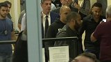 内马尔录完口供拄双拐走出警察局 气色红润微笑面对记者！
