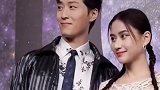 窦骁吻何超莲额头 两人恋爱至今多次合体公开出席活动，窦骁拍戏录综艺何超莲也会去探班，太甜了！