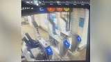 美国纽约一男子为逃票翻地铁闸口 不慎摔倒丧命