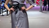 车模原来也有走秀的展示，超棒身材的美腿小姐姐，气质太像御姐了