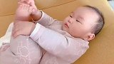小宝宝好不容易抓到脚了，妈妈让宝宝别客气，还一直催促宝宝吃脚
