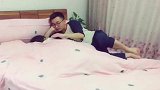 小情人睡觉，老爸再累也要这样做，打开门的那刻，这爸爸给我一打