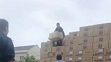 一天100的卸货工人，老板不在就这样卸货