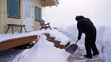 野外生存：阿拉斯加雪地木屋，给在建桑拿房安装原木扶手