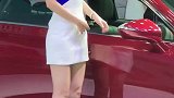 车展现场的车模小姐姐，肉色丝袜搭配高跟鞋，一双大长腿太吸睛了