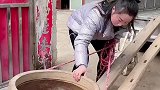 这个水缸有一百多斤，的亏是我聪明才能把它拉走！