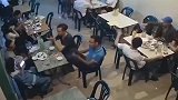 男子正在饭店吃饭，莫名其妙的被人暴揍，监控拍下事情全过程