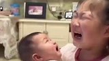 姐姐抱着15斤的妹妹崩溃大哭