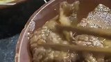 男子去吃火锅点了带皮牛肉，煮熟后像淋巴肉