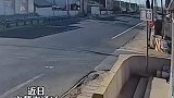 货车与小车路口相撞，致货车失控撞塌路边民房