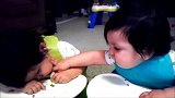 小姐姐看妹妹睡着立马出手抢走妹妹手里吃的，妹妹秒醒瞬间大哭了