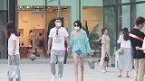 时尚美女清凉着装应对高温酷热，从容乐观真时尚