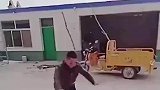 大爷在椅子上蹦跶，没想椅子打滑重摔在地