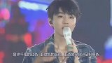 TFBOYS六周年演唱会，变灯牌大作战，粉丝现场互撕太尴尬