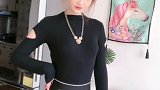 包臀裙美女小姐姐简单随性的造型，尽显身材的柔美气息