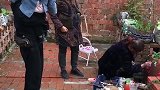 妈妈在废弃的罐子上画着牡丹花，周围邻居对自学成才的她感到佩服
