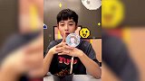 吴宇恒直播清唱《姗姗》，一秒梦回初舞台，吐槽周柯宇很臭屁