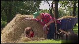 国外恶搞：路人不知草堆里躲藏小孩，用草叉扎中小孩屁股