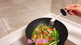 回锅肉炒蒜苔浓浓的蒜苔味，制作简单，好吃又下饭