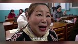 老年大学开美妆课。阿姨：美到老伴有危机感。