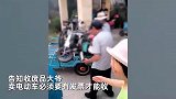 男子疑将小区4台电动车当卖废品卖700元，大爷收车被真车主当场拦下