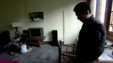 妻子还是没办法原谅丈夫，把孩子送回家后离开，丈夫终于忍受不了