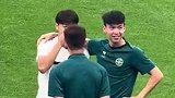 实拍毛伟杰和王钰栋热聊 国青这批关系真的好
