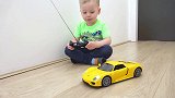 萌娃的遥控玩具车可真是有趣呢！小家伙玩的可开心啦！