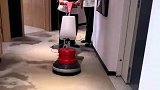 保洁阿姨第一次用洗地毯机，用出了手摇拖拉机的感觉