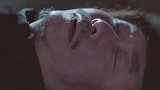 小少爷看笨贼马上就醒了，直接一凳子砸过去