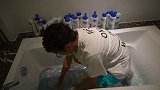 为了体验一下奢华泡泡浴，小伙儿买了20瓶沐浴露全部倒进浴缸！
