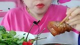 刚出锅的红烧肉，太烫了不过非常香