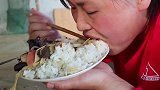 胖妹嘴馋吃豆皮,刚吃一口就馋哭了,冬天吃它简直是享受