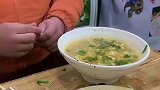 男子巧用筷子，挡住了自己不想吃的东西，我都用门牙挡着