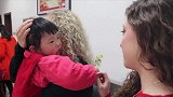 养父母用视频记录中国女孩的收养过程，被遗弃的她如获新生