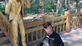 这个小金人火了，强吻小姐姐，小姐姐揍得他屁滚尿流(1)
