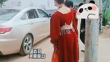 新娘目送娘家人离开，车走远了还想再看一眼