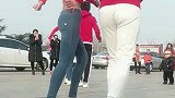 两对小情侣广场对跳，还是会跳舞的小姐姐惹人喜爱