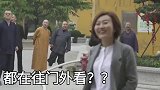 搞笑视频蓝朋友需要两个人才能压住的水压枪，你一个也想去挑战