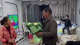 岳母过生日岳父买花送上，还说不少浪漫情话
