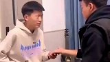 男生给朋友算卦，全部说对却挨打。网友：这顿揍挨的真不冤