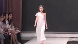 白纱薄裙，小女孩穿着很美，光脚走秀很纯真