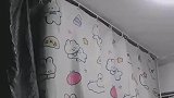 室友的床闪闪发光，女子不解询问室友在干嘛