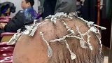 倔强大爷去理发店做头发